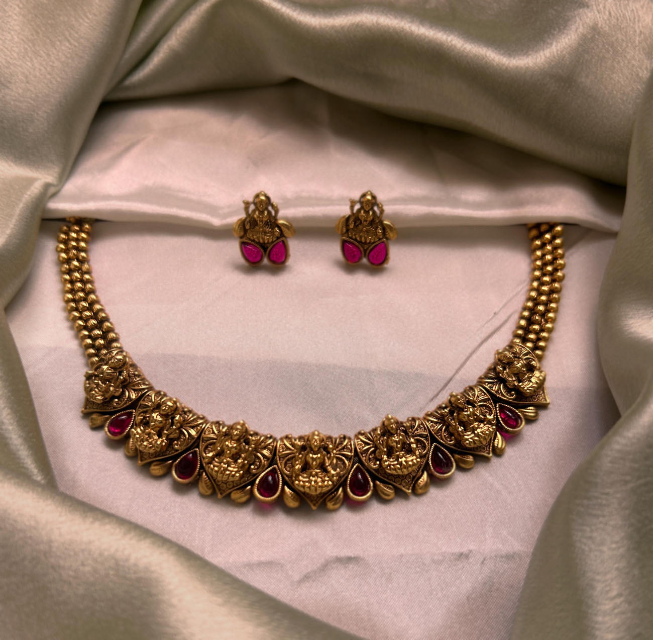 Lakshmi necklace with studs